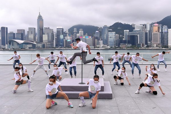 Canto-pop Superstars Sam Hui & Aaron Kwok hold Free Online Concert at Hong Kong's Harbour City