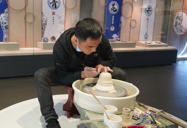 Xinhua Silk Road: Gao'an City in E.China's Jiangxi shows traditional Chinese blue and white porcelain art