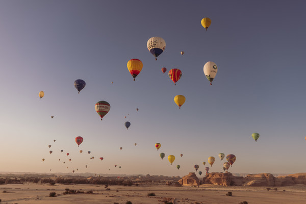 AlUla breaks the record for the World's Largest Hot Air Balloon Glow Show