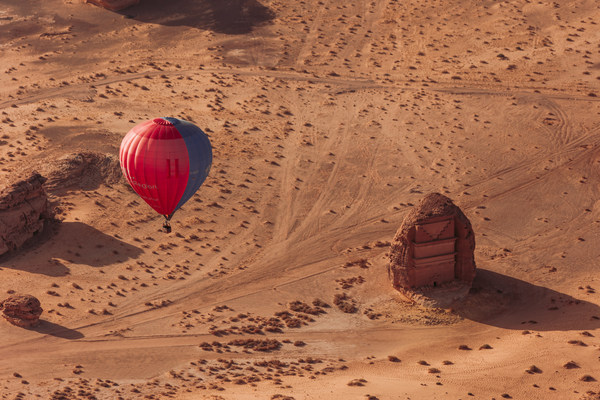 AlUla breaks the record for the World's Largest Hot Air Balloon Glow Show