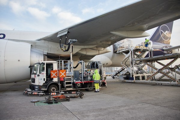 DB Schenker and Lufthansa Cargo launch regular CO2-neutral freight connection from Europe to China