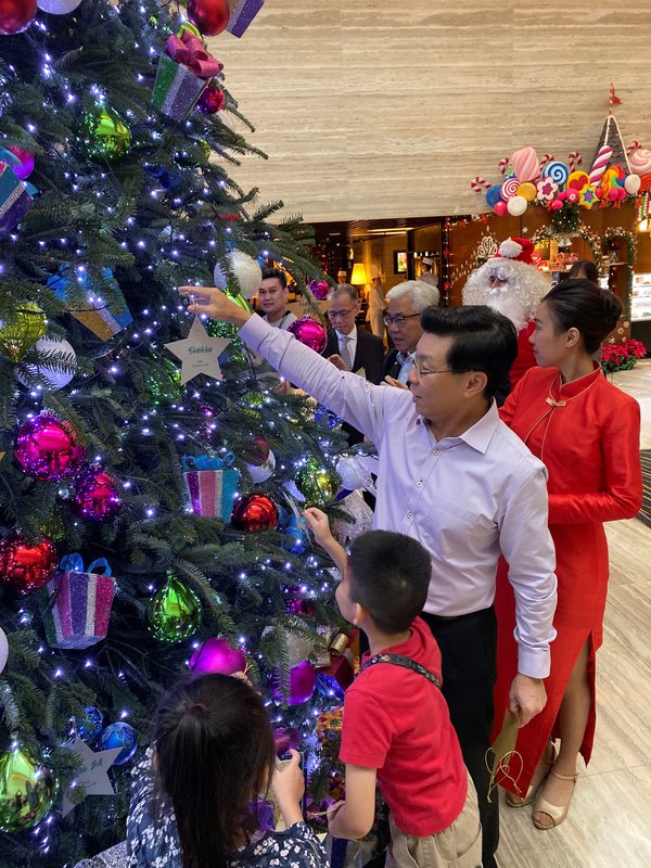 OUE 'Stars of Christmas' Marks 10 Years of Spreading Christmas Cheer to Young Beneficiaries in Singapore