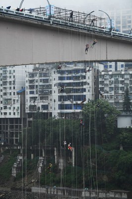 Players in 95-km race on the first contest day of Wulong Mountain Quest