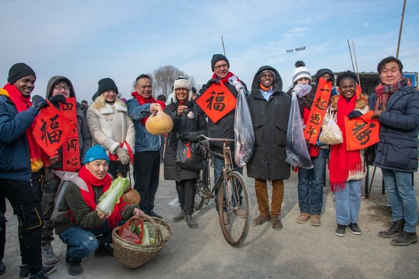 Foreign friends visit Puhe Market in Shenyang to feel the Chinese Spring Festival