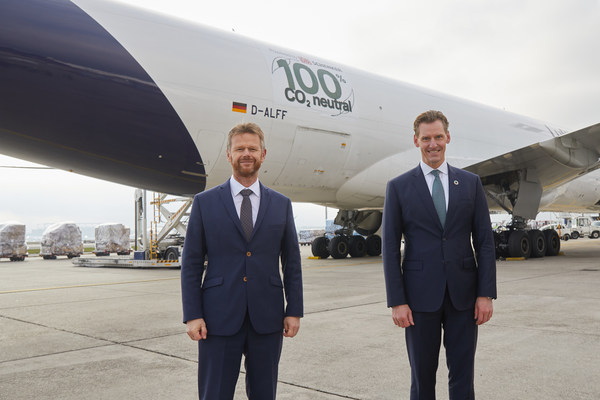 Together for climate protection: Lufthansa Cargo and DB Schenker start first CO2-neutral freight flights