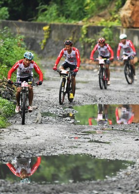 Players in 95-km race on the first contest day of Wulong Mountain Quest