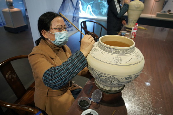 Xinhua Silk Road: Gao'an City in E.China's Jiangxi shows traditional Chinese blue and white porcelain art