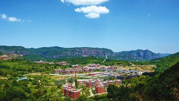 CGTN: Zhaojin Town, the red soil in northwest China