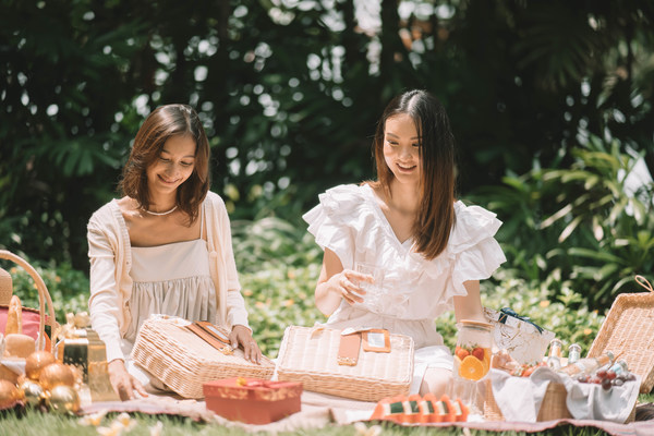 Sheraton Surabaya Rings in the Holiday Season with A Joyful Christmas Tree Lighting and Delightful Hampers