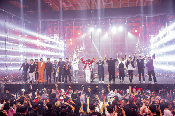 Vietnam's SpaceSpeakers Group Makes History with KOSMIK Live Concert