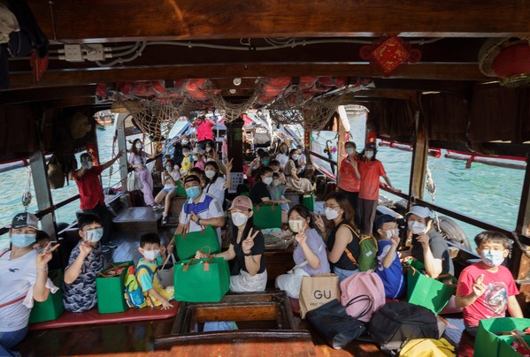 Sino Group and The Fullerton Ocean Park Hotel Undertake Water Community Work through Distributing Care Packs and Hosting Underprivileged Families to Cruises