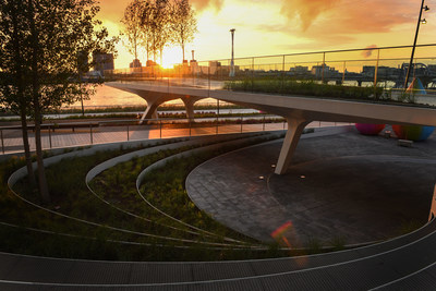 25 Giant Water Droplets Appear on The Tide on Greenwich Peninsula - London's First Riverside Cultural Linear Park