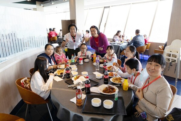 Trip.com and Save the Children Hong Kong Invited Grassroots Families from Sham Shui Po to Visit Ocean Park Hong Kong during Christmas