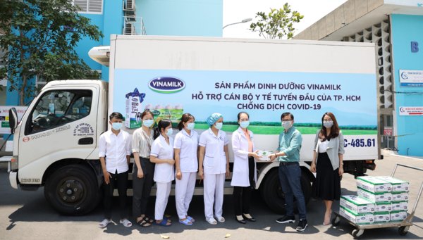 Vinamilk donates nearly 500,000 USD to COVID-19 fight