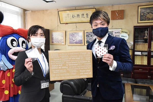 DAVID LAYER, a fashion brand specializing in tailored suits in Moriyama, Shiga Prefecture, has donated face masks made from excess material left over from suits and shirts