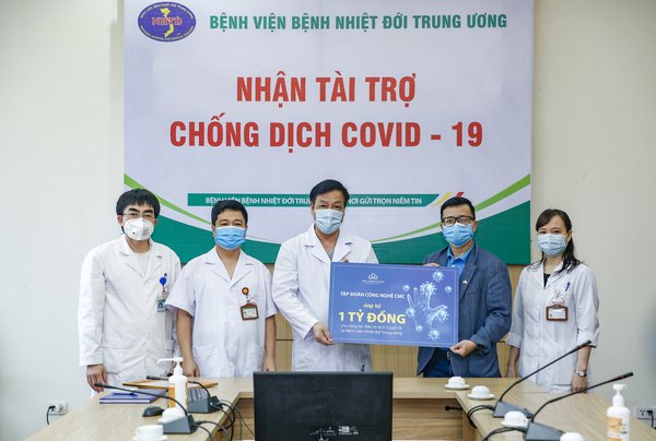 CMC Corporation donates 3 billion Vietnam dong to 3 hospitals treating COVID-19