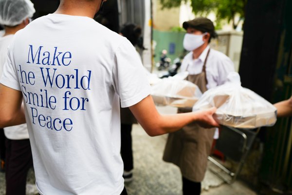 Pizza 4P's donated meals to health workers in Ho Chi Minh City and Hanoi, in cooperation with Mekong Capital