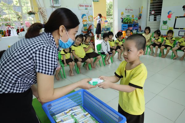 Vinamilk Celebrates 14 Years Benefiting Vietnamese Children with School Milk Program