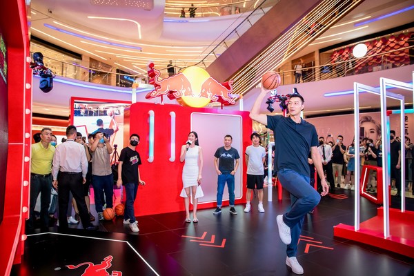 Yi Jianlian leads the TCP Group Red Bull Niu Ren Challenge Pop-up Event in Shanghai