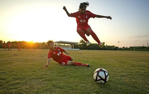 Qiongzhong Women's Football Team: Steel Roses Blooming in Splendor