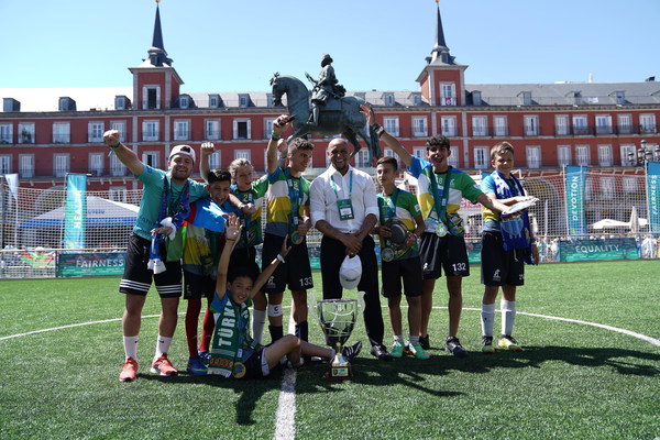 Roberto Carlos becomes Global Ambassador of Football for Friendship