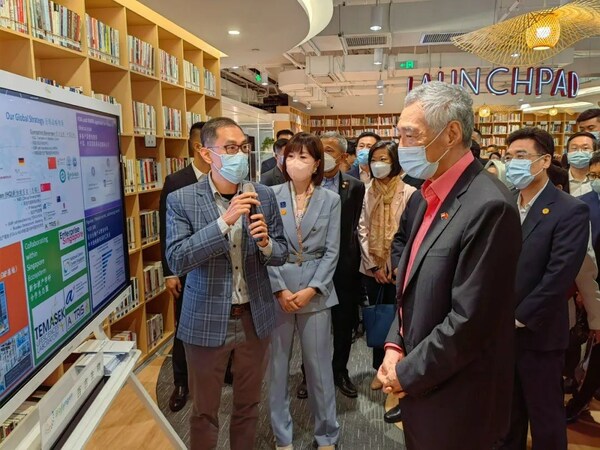 PM Lee receives a first-hand update by Biosyngen on its progress in cell therapy