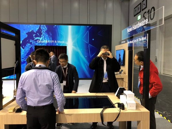 DragonVein and VLAVR exhibits the world's thinnest VR glasses miniVR for the high-performance 5G mobile phones in the Huawei 2018 Global Mobile Broadband Forum