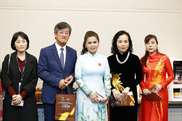 King Coffee accompanies VFDA to introduce Vietnamese coffee and film industry to the world