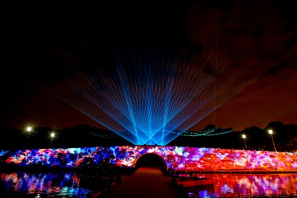 Taobao Maker Festival Supercharges China Creativity and Design with First-of-its-kind Fashion Show on West Lake's Broken Bridge