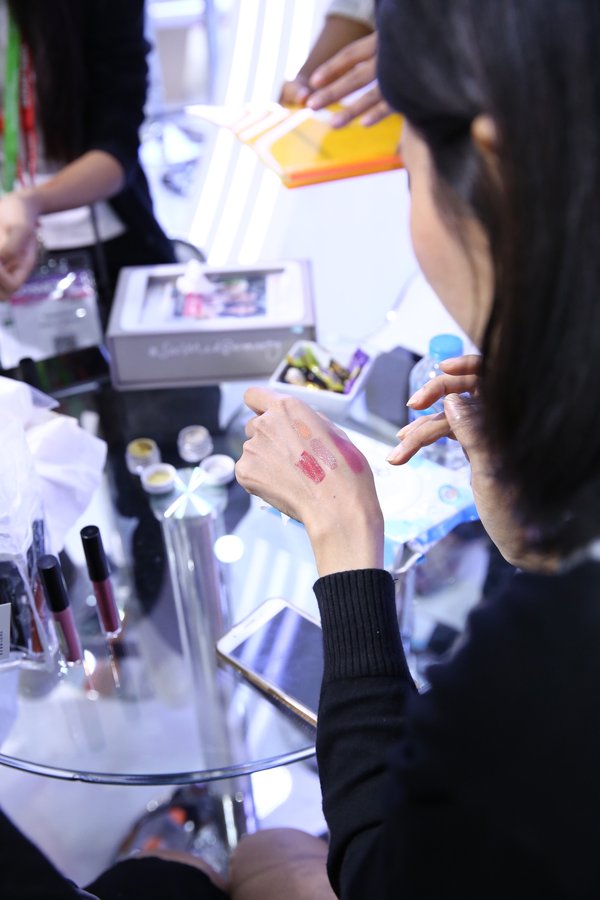 Dow unveils #SocMedBeauty concept for a flawless, "selfie-ready" finish at in-cosmetics Asia