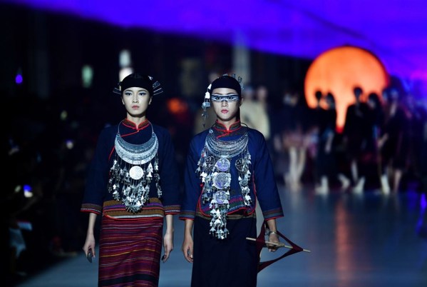 China's Hainan holds int'l culture week on brocade, embroidery