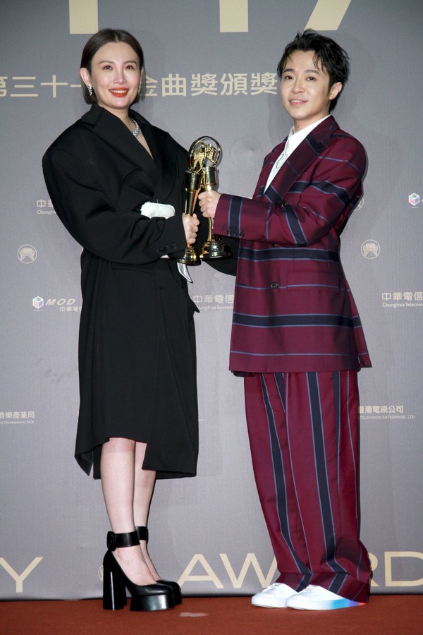 Host Waa Wei Wins First GMA & Wu Qing-Feng Awarded Best Male Vocalist