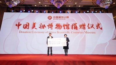 Proya chairman and China Beautéville lead consultant Hou Juncheng honored with the Global Outstanding Chinese award