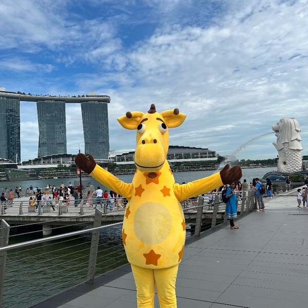 Geoffrey the Giraffe brings smiles to Singapore families during final stop in Asia as part of World Tour