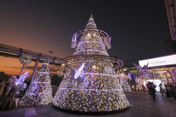 Harbour City Shopping Mall in Hong Kong resumes large-scale outdoor Christmas Decoration and Promotions to celebrate with everyone around the world