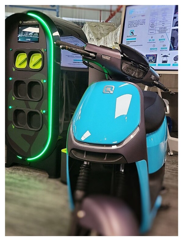 The First Shipment of Electric Motorcycles by Quantum Mobility arrives in Singapore.