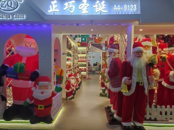 Yiwugo's Christmas Decorations Sales Boom Amid Hot Summer