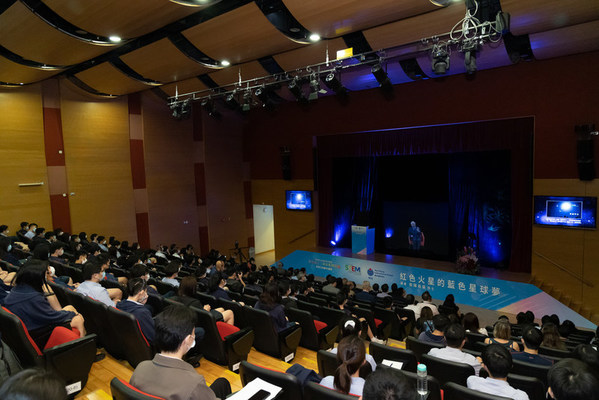 YCIS students learnt about space exploration from the "Father of Chang'e" through cutting-edge holographic technology