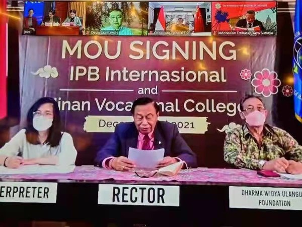 The signing ceremony of the cooperation project between Jinan Vocational College and IPB International took place