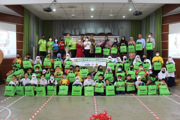 Cargill and Yayasan Salam announce two-year school aid program to support 3,000 students from B40 families in Malaysia