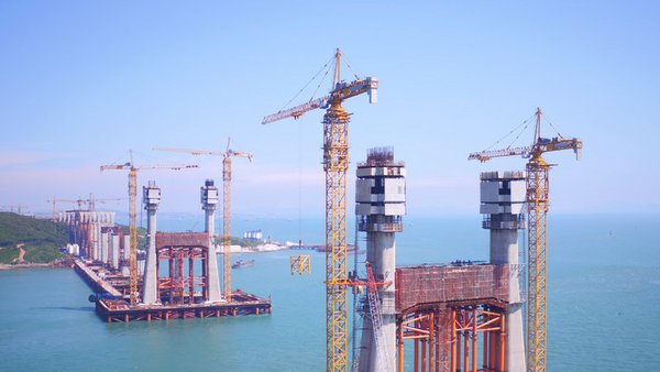 Building in the "Bermuda of the East": Zoomlion's Tower Cranes Complete Lifting Operations for the World's Longest Road-rail Cross-sea Bridge