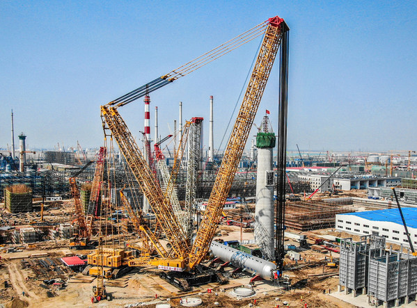 Crane Capacity Record Breaker: XCMG Crawler Crane XGC88000 Completes Installation of 2600-ton Hydrogenation Reactor in China 10 Days Ahead of Schedule