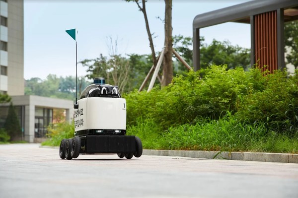 Baemin Introduces an Outdoor Delivery Robot "The City of the Future Became A Reality"