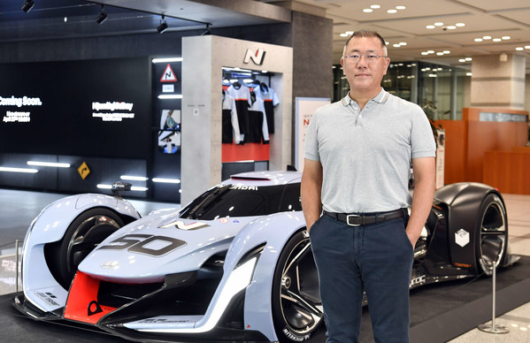 Hyundai Motor Group Chairman Euisun Chung Honored with the Issigonis Trophy at the 2021 Autocar Awards