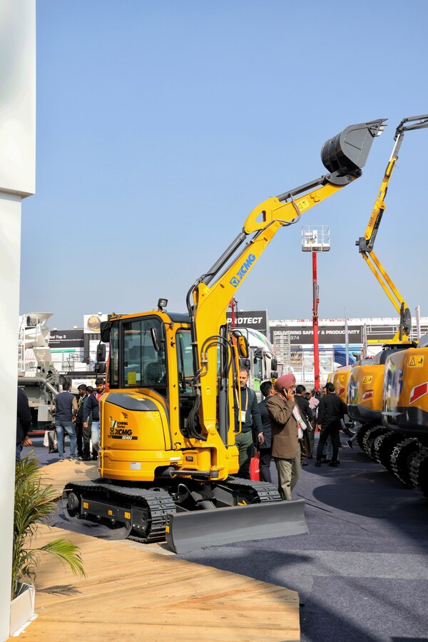 bauma CONEXPO INDIA 2023: XCMG Excavator Showcases Six Customized New Products, Signs Pre-Sale Orders of Nearly 100 Units of Equipment