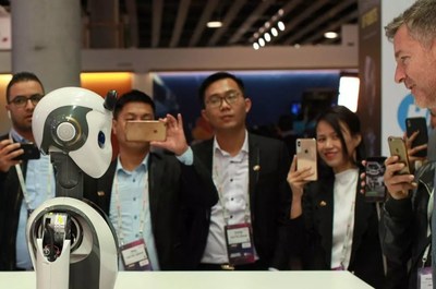 CloudMinds Technology Launches its Cloud-based Intelligent Service Robot - XR-1