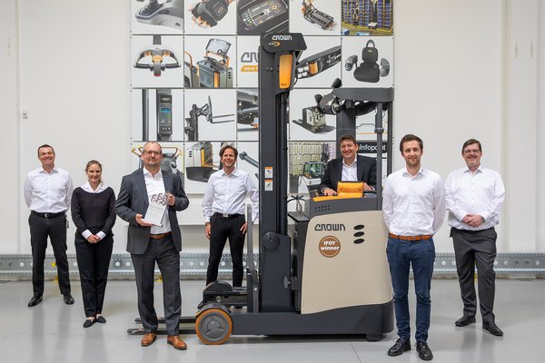 Singled out as innovation pioneer: Crown ESR 1000 reach truck wins IFOY Award 2020