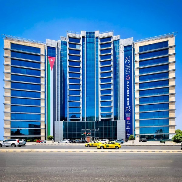 ATFX drapes the Emmar Towers building with the tallest Jordanian flag in celebration of the Kingdom's 76th Independence Day.