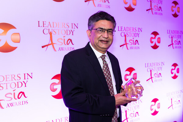 Shri Ashishkumar Chauhan, MD & CEO, NSE honored with Lifetime Achievement award by Global Custodian in Singapore