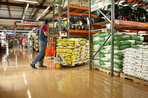 Crown Offers Three-year Warranty on PTH 50 Series Pallet Trucks